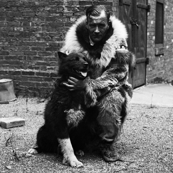 Nella foto, Gunnar Kaasen e Balto, i due più famosi eroi della “Serun run” del 1925 in Alaska