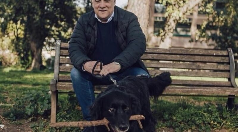 Antonio Tajani con il cane Ugo al parco