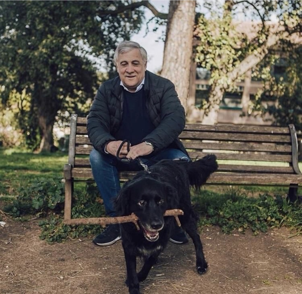 Antonio Tajani con il cane Ugo al parco