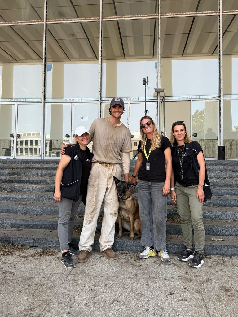Lo staff di Dogstudios insieme a Jacob Elordi