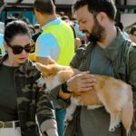 Visitatori con un cane al Pet Market di East Market Milano