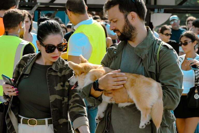 Visitatori con un cane al Pet Market di East Market Milano