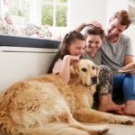 Famiglia con il proprio cane in casa: i costi per alimentazione e cure nel 2026