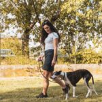 Educatrice cinofila durante un’attività con un cane all’aperto