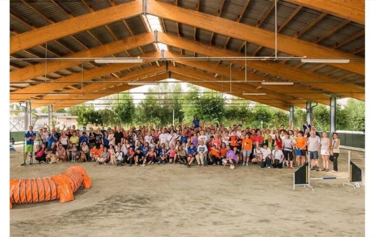 Partecipanti e cani al Centro Cinofilo delle Vaude durante un’attività formativa