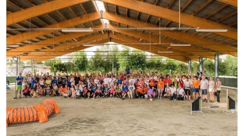 Partecipanti e cani al Centro Cinofilo delle Vaude durante un’attività formativa