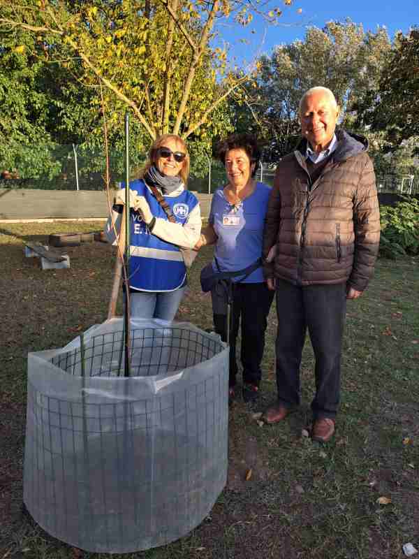 Volontari ENPA durante la piantumazione di un albero nel canile comunale di Ravenna